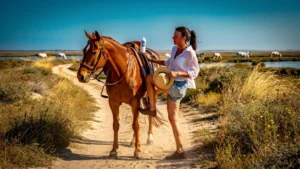 Femme en balade à cheval aux Saintes-Maries-de-la-Mer, sunburned après avoir oublié la crème solaire